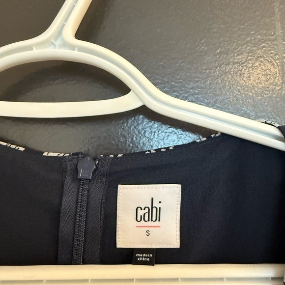 CAbi S EUC Elephant pattern sheer  Blue Short Sleeve Fitted Blouse- fitted waist - Picture 7 of 14